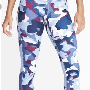 Old Navy blue camo active legging
